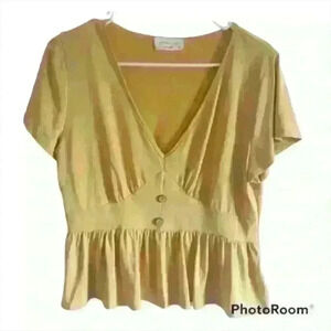 Lavender Field light mustard/yellow v-neckline short sleeve peplum shirt sz Med